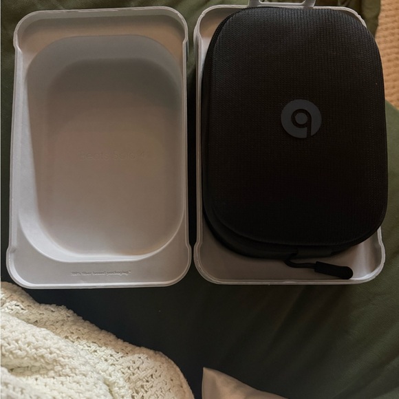 Beats Solo 4 - Cloud Pink - Picture 3 of 5